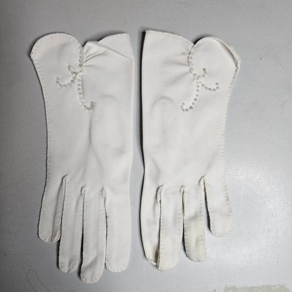 Vintage White Beaded Scalloped Wrist Length Formal Gloves Bridal Tea Party‎